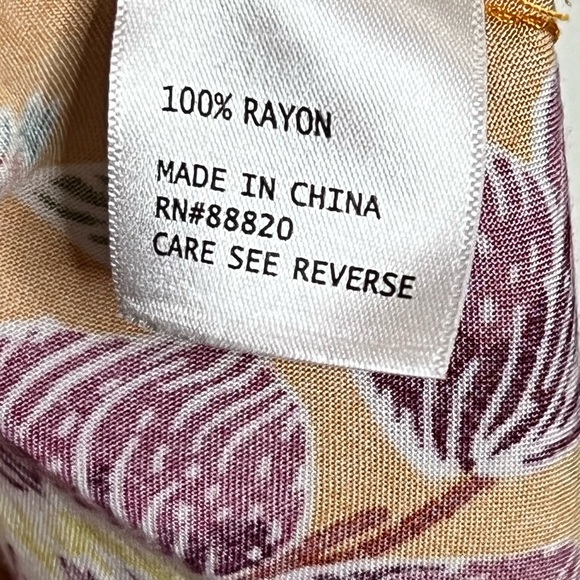 Ava Christine Women’s blouse - Size Large - Floral with gold background - Picture 4 of 6